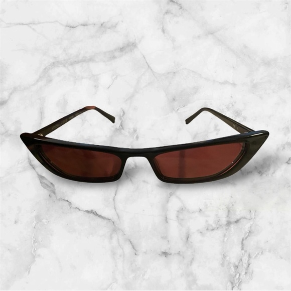 Kendall + Kylie Vivian Sunglasses NWOT Black/Sherry Extreme Cat Eye - Picture 2 of 2